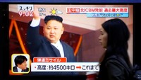 Warga Jepang di Tokyo memantau pemberitaan terkait rudal Korut di tayangan TV yang mereka lihat saat melintas di jalanan (Foto: Dok. REUTERS/Toru Hanai)