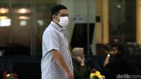 Orang kedua yang memasuki lobi KPK adalah seorang lelaki yang menggunakan kemeja putih. Lelaki berambut ikal ini juga mengenakan masker di wajahnya.