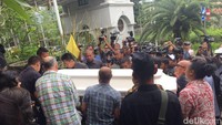 Peti jenazah Bondan Winarno diangkat ke rumah duka setelah diantar ambulans. Suasana di sekitar rumah menjadi riuh oleh famili dan kolega yang berduka.(Odilia Winneke/detikcom)