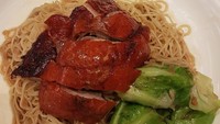 Usai menggunting rambutnya pada 16 Oktober Bondan Winarno menyempatkan makan hidangan bebek favoritnya di The Duck King, Central Park Mall Jakarta. Tampak seporsi bihun dengan bebek dan tumis sayuran. Foto: Instagram/maknyusbw