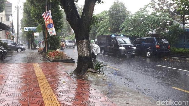 Hujan deras di Kota Yogyakarta siang ini. 