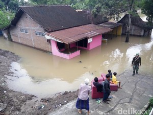 Hujan Reda, Rumah Warga 4 Kelurahan di Solo Masih Tergenang Banjir