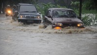 Sejumlah pengemudi mobil menerjang banjir yang melanda diwilayah Bayat, Klaten, Jawa Tengah, Selasa (28/11). Akibat intensitas curah hujan tinggi dampak dari cuaca ekstrem Siklon Cempaka yang melanda kawasan pulau Jawa tersebut menyebabkan sejumlah titik wilayah Cawas dan Bayat, Kabupaten Klaten terendam banjir. ANTARA FOTO/Aloysius Jarot Nugroho