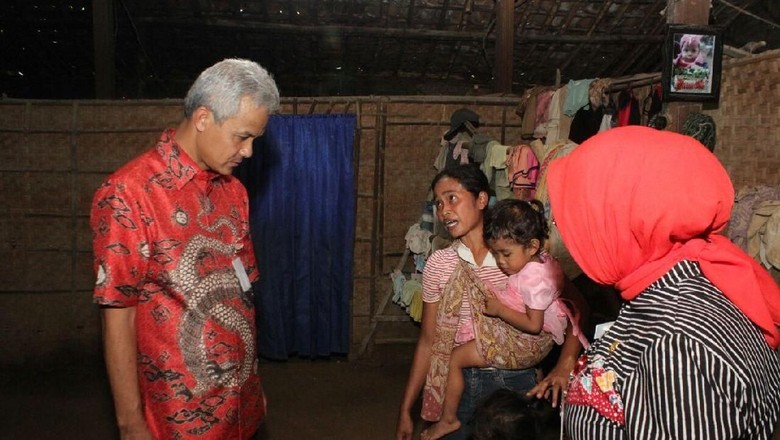 Saat Mobil Ganjar Berhenti di Depan Rumah Reyot Saat Mobil Ganjar Berhenti di Depan Rumah Reyot