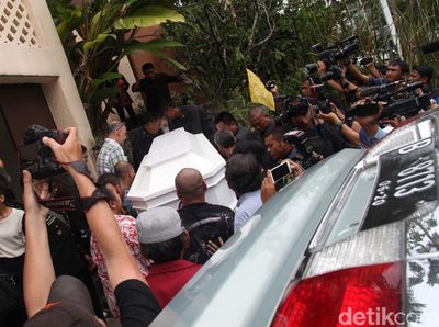 Jenazah Bondan Winarno Tiba di Rumah Duka