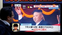 Warga Jepang di Tokyo memantau pemberitaan mengenai peluncuran rudal oleh Korea Utara (Foto: Dok. REUTERS/Toru Hanai)