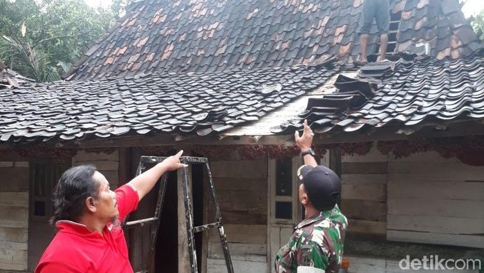 Genteng Rumah Warga di Grobogan Berterbangan Dihempas Puting Beliung