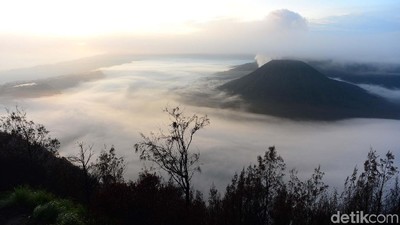 Membuktikan Keindahan Bromo dari Bukit Cinta