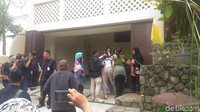 Saat ini rumah duka mulai ramai didatangi sanak famili dan kolega. Mereka nampak saling berangkulan. Karangan bunga ucapan duka cita dan bendera kuning sudah ada sejak siang tadi. (Samsudhuha Wildansyah/detikcom)
