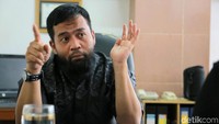 Ia pun pernah mempelajari beberapa agama meskipun terlahir dalam keluarga Islam.