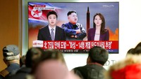 Stasiun TV Korea Selatan menayangkan berita saat Kim Jong Un menandatangani surat perintah peluncuran rudal (Foto: Dok. REUTERS/Kim Hong-Ji)