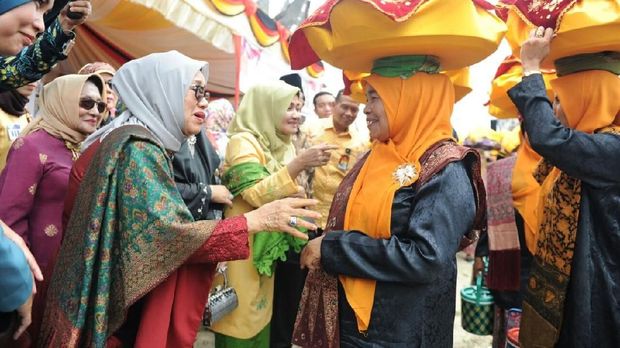 Mufidah Kalla di acara Festival Pesona Budaya Minangkabau