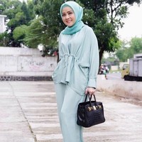 Dewi Ramlan tampil stylish dalan setelan celana dan blouse berkerut warna tosca. Sentuhan warna berbeda hanya pada tas Hermes dan high heels yang dikenakannya. Ya, warna hitam memberikan unsur kontras dan seimbang. Foto: Dok. Instagram @dewiramlan