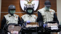 Lalu ada juga uang dugaan suap yang disimpan di kresek, jumlahnya mencapai Rp 1,7 miliar.