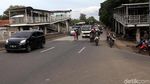 JPO Daan Mogot Putus, Warga Menyeberang di Jalan Raya