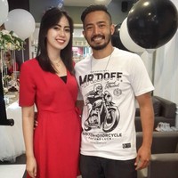 Yama Carlos merupakan seorang artis yang sukses menikah dengan pramugari bernama Arfita Dwi Putri yang dikaruniai seorang anak laki-laki. Pasca bercerai dengan Masayu Widya. Foto: Instagram
