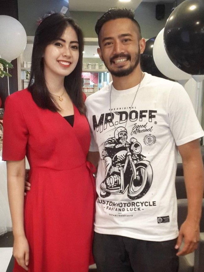 Yama Carlos merupakan seorang artis yang sukses menikah dengan pramugari bernama Arfita Dwi Putri yang dikaruniai seorang anak laki-laki. Pasca bercerai dengan Masayu Widya. Foto: Instagram