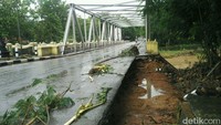 Jembatan ditutup sebab luapan Kali Oya kemarin menyisakan penumpukan lumpur di atas jembatan ini. (Foto: Usman Hadi/detikcom)