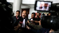 Pengacara Setya Novanto, Fredrich Yunadi memberikan keterangan pers usai sidang.