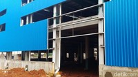 Pabrik ini berdiri di atas lahan seluas 5,8 hektare.
