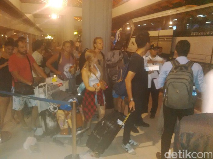 Bandara Ngurah Rai Dibuka, Sejumlah Turis Tetap Pilih Naik Bus