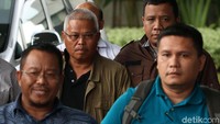 Di belakangnya, Pelaksana tugas (Plt) Kepala Dinas PUPR Arpan yang mengenakan jaket berwarna hijau. Berbeda dari Supriyono, mimik wajah Arpan tampak datar.
