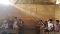 Dengan terpaksa, sekolah kemudian menumpang ke Madrasah Diniyah AL Mustafid milik warga bernama Mutiah untuk kelas 1 dan 2.