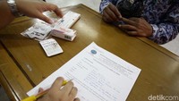 Sebelumnya para pegawai harus menandatangani surat pernyataan pengambilan urine.