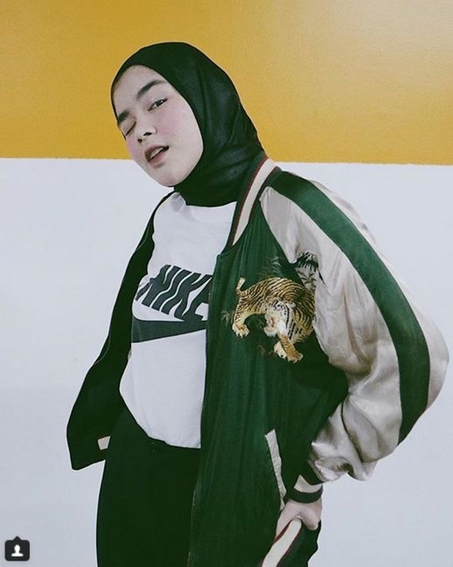 Selebriti Tanah Air lainnya yang bergaya hypebeast adalah Sivia Azizah. Gaya streetwear yang SWAG sudah Sivia pakai sebelum berhijab. Ia sering tampil mengenakan oversized sweater lengkap dengan sneakers kekinian. Foto: Dok. Instagram/siviazizah