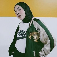 Selebriti Tanah Air lainnya yang bergaya hypebeast adalah Sivia Azizah. Gaya streetwear yang SWAG sudah Sivia pakai sebelum berhijab. Ia sering tampil mengenakan oversized sweater lengkap dengan sneakers kekinian. Foto: Dok. Instagram/siviazizah