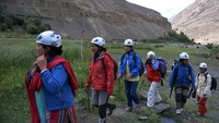 Sejumlah pendaki yang akan melakukan pendakian di Desa Shimshal (AFP)