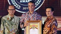Corporate Secretary Bank DKI, Zulfarshah bersama Presiden Komisaris Warta Ekonomi, Fadel Muhammad dan CEO & Pemimpin Redaksi Warta Ekonomi, Muhamad Ihsan memberikan penghargaan Indonesia Best Banking Award 2017. Foto: dok. Bank DKI