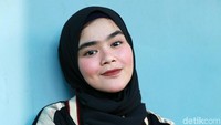 Dara berusia 20 tahun itupun mengaku tak ragu soal rezeki setelah merubah penampilannya itu. Pool/Palevi S/detikFoto.