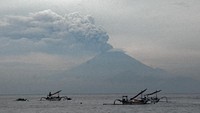 Letusan Gunung Agung di pulau Bali terlihat dari pantai Ampenan, Mataram, NTB, Selasa (28/11) (Foto: Dok. ANTARA Foto/Ahmad Subaidi)