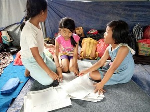 Semangatnya Siswa Kerjakan Soal Ulangan di Pengungsian Gunung Agung