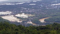 Pemandangan saat banjir merendam sejumlah desa dan kelurahan termasuk pusat Kota Pacitan, Jawa Timur, Rabu (29/11). ANTARA FOTO/Destyan Sujarwoko