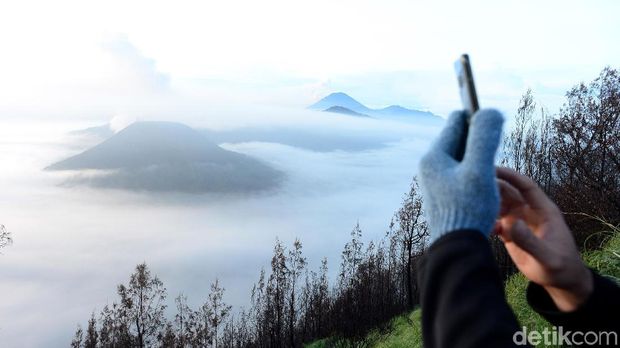 Bukit Penanjakan sedang direnovasi, kini wisatawan yang ingin menikmati terbitnya matahari (sunrise) di kawasan Gunung Bromo pun beralih ke Bukit Cinta, Probolinggo, Jatim.