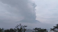 Laporan meteorologi juga menyatakan semburan abu mencapai 25.000 kaki menuju selatan-barat daya dengan kecepatan 15 knots. (Foto: David Saut/detikcom)