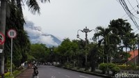 Penutupan Bandara Ngurah Rai dilanjutkan karena komunitas Bandara Ngurah Rai mendapatkan laporan adanya ketinggian abu vulkanik hingga 4.000 Mdpl.  (Foto: David Saut/detikcom)