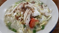 Kaldu ayam, ayam suwir dan mie lidi jadi racikan mie godog jawa ala gerobakan. Bumbu kemiri bikin rasanya makin gurih. Langkah pembuatannya ada di resep ini.Foto: dok. detikFood