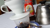 Untuk menikmati makanan atau minuman kesukaannya, tak jarang Bondan turun tangan sendiri. Seperti saat menyeduh Kopi Toraja ini. (Foto: Instagram/maknyusbw)