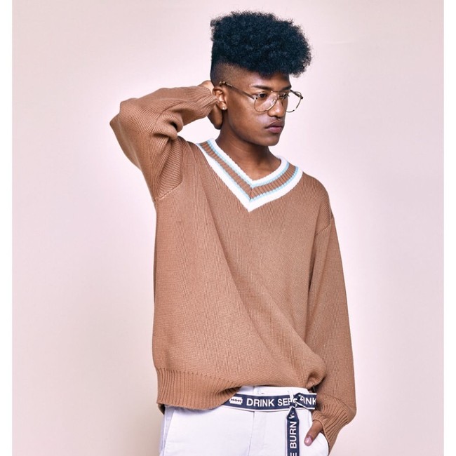 Satu lagi model Korea-Nigeria. Dia adalah Han Hyun Min. Model Pria ini pernah tampil di Seoul Fashion Week pada 2016 silam.  Foto: Dok. Instagram, Dok. Skool Looks