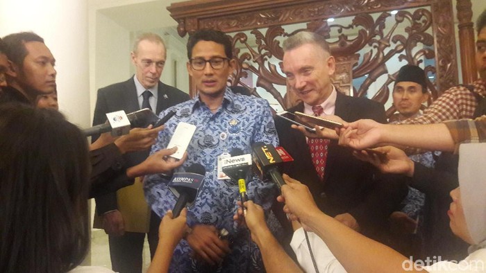 Bertemu Wakil Walkot Liverpool, Sandi Bahas Stadion Internasional