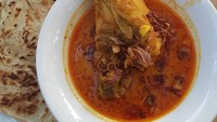 Seporsi prata dan chicken curry dari Lazziz Corner di Pejaten jadi santapan Bondan Winarno pada 19 September. Bondan juga memuji rasa kopi dan teh rempah yang nikmat. Foto: Instagram/maknyusbw