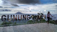 Dari atas puncak Gunung Tumpa, pengunjung dapat menikmati pemandangan indah berupa Gunung Lakon (Kota Tomohon) disisi selatan Kota Manado, Gunung Klabat (Kabupaten Minahasa Utara), dan Pulau Manado Tua di sisi barat Teluk Manado. Dok. endarachman/Instagram  