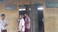 Yang lebih memperihatinkan, untuk ruangan kelas 3 dan 5 rupanya menggunakan bekas kandang kerbau yang diubah menjadi ruangan kelas.