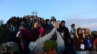 Bukit Cinta menjadi alternatif melihat sunrise Bromo lantaran titik terbaik yakni Bukit Penanjakan sedang direnovasi hingga pertengahan Desember.