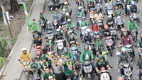 Ribuan Bonek mengiringi jeep terbuka yang mengusung para pemain Persebaya/Foto: Istimewa