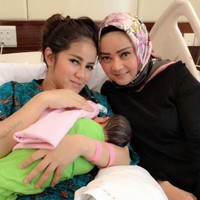 Dewi Ramlan memilih kerudung satin bermotif dan baju hitam ketika menengok Olla Ramlan yang baru melahirkan anak ketiganya. Ia menyukai riasan yang natural. Foto: Dok. Instagram @dewiramlan