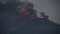 Pusat Vulkanologi dan Mitigasi Bencana Geologi menyatakan magma telah berada di kedalaman sekitar 200 meter dari puncak gunung sehingga leleran lava pijar kemungkinan akan terjadi. (Foto: Dok. ANTARA Foto/Nyoman Budhiana)